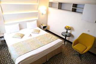 Отель Golden Tulip Victoria Bucharest Бухарест Стандартный номер с кроватью размера "king-size"-11