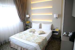 Отель Golden Tulip Victoria Bucharest Бухарест Стандартный номер с кроватью размера "king-size"-3